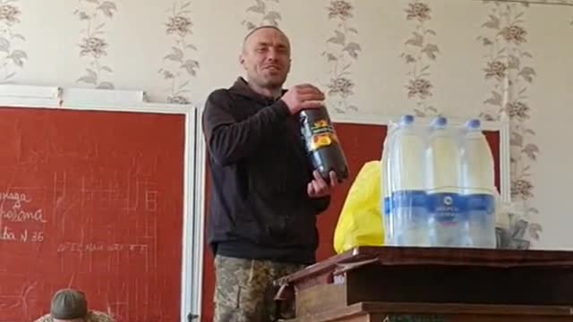 Ukrajinští neonacisté ubytovaní ve škole ve Slavjansku