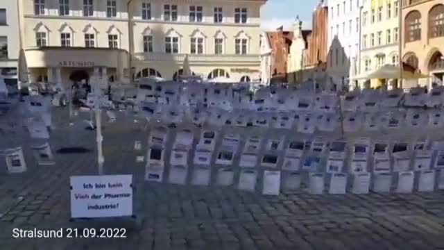 "ALEMANIA" CUELGAN FOTOS DE PERSONAS MUERTAS POR INYECCIÓN COVID.