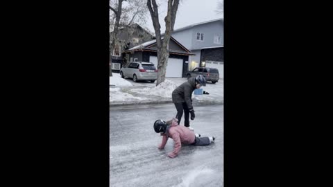 A Saskatoon family turned an icy street into a skating rink,viral,