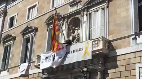 Funcionarios quitan pancartas y lazos separatista de Quim Torra