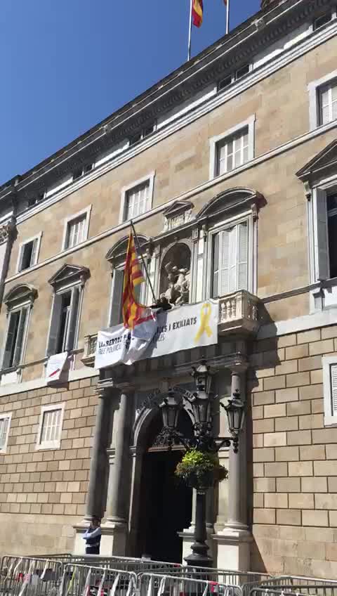 Funcionarios quitan pancartas y lazos separatista de Quim Torra