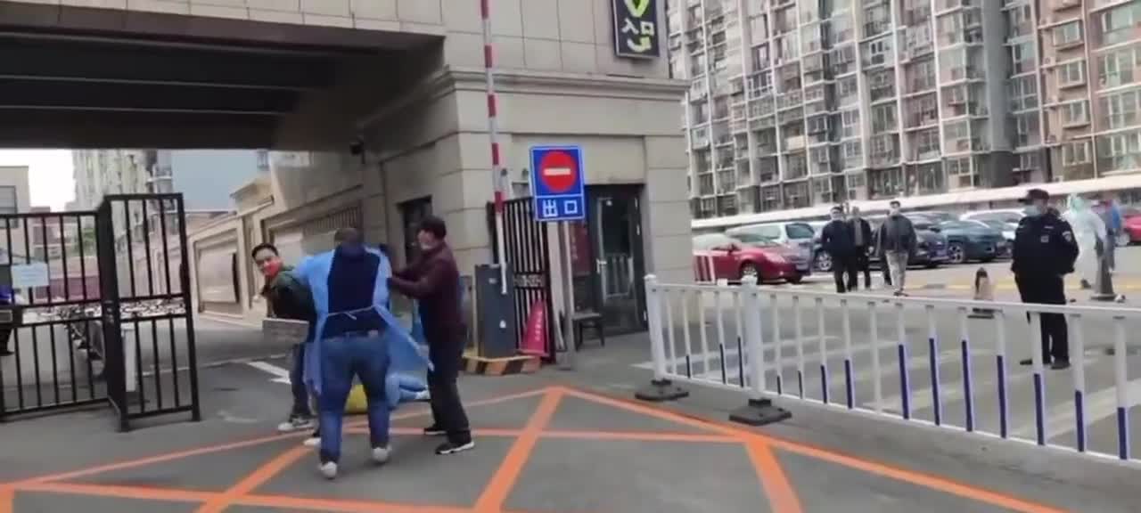 Chińczyk broni swej dziewczyny przed urzędnikami