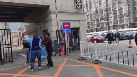 Chińczyk broni swej dziewczyny przed urzędnikami