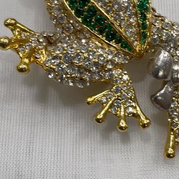 18KGP Frog Crystal Brooch. Made with Swarovski Crystal. Gift. Party. Event