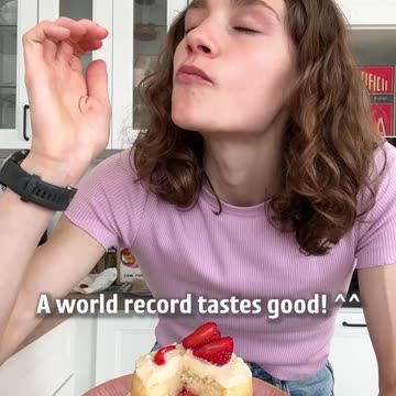 The world‘s smallest strawberry cake 🍰 - RECIPE IN DESCRIPTION