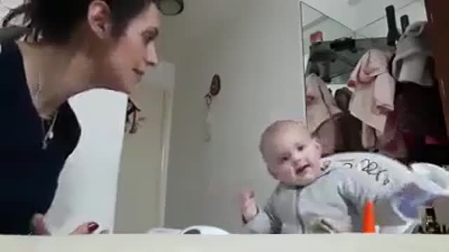 Lindo bebé hablando con su madre