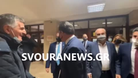 ΑΔΩΝΙΣ-Νικολάκη τα βγάζεις πέρα με το μισθό υπουργού που είναι μηδέν»