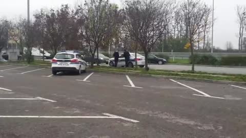 Policija blokirala autocestu kod Karlovca, u kamionu nađeni migranti