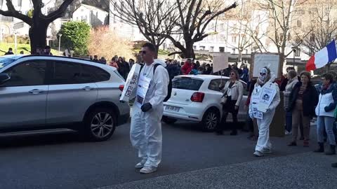 Les Masques BLancs Lyon Hommage aux enfants DCD après injec à la Manif de Vienne le 26 fevrier 2022