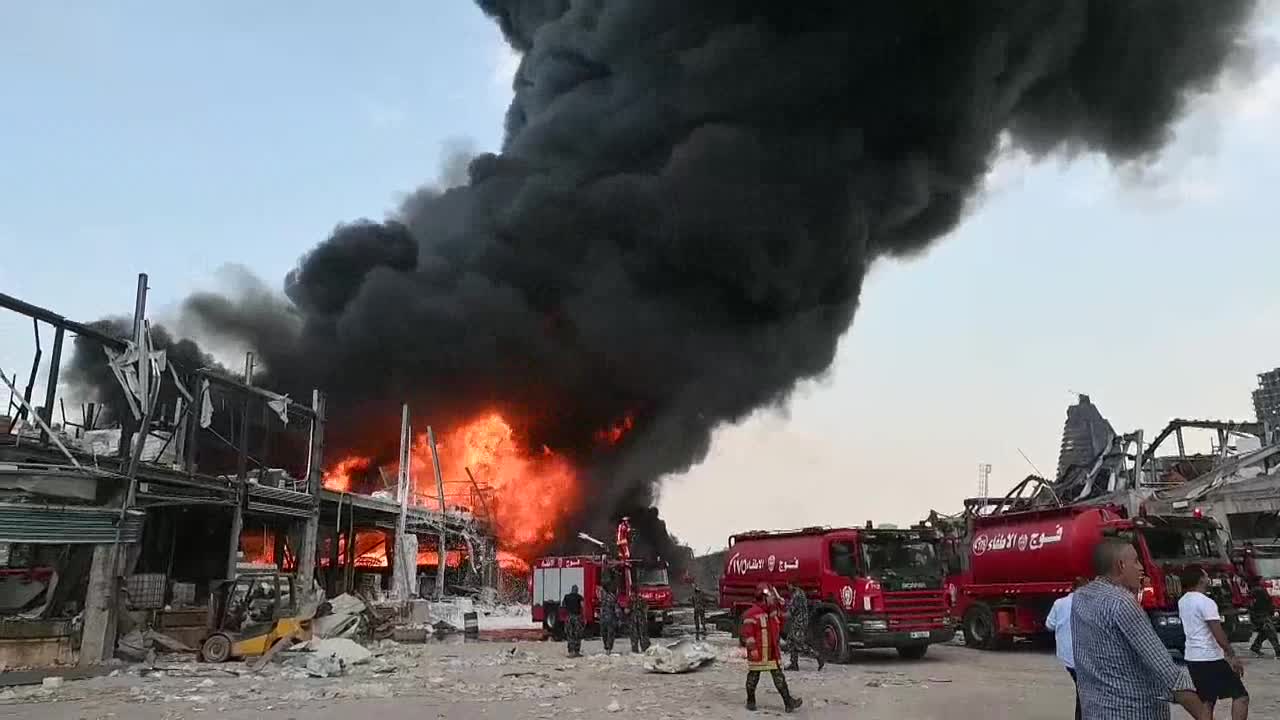 El puerto de Beirut se incendia un mes después de la explosión