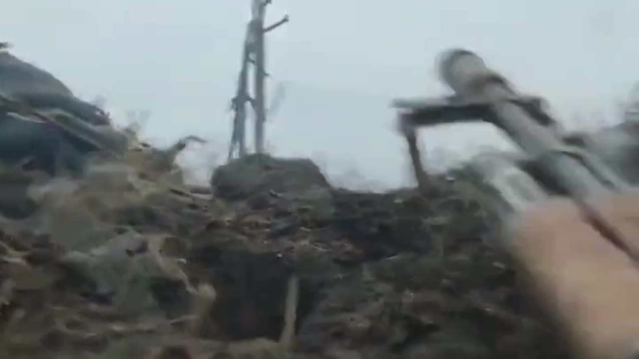 While_fighting,_the_Ukrainian_soldier_s_AK_jams,_but_he_gets_out_of_the_situation