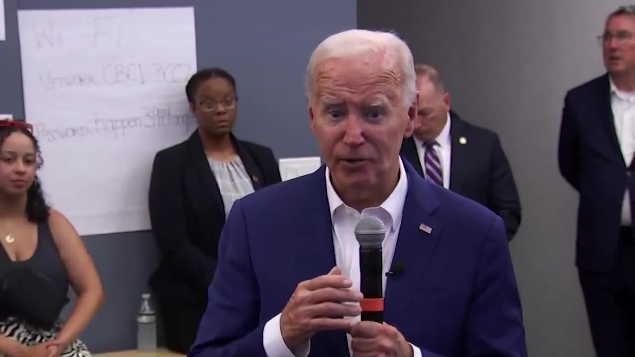 Biden Touts Big Crowds to a Small Crowd: 'Things Are Moving! They're Moving Hard!' 🎉👥