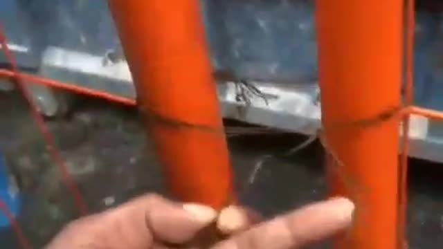 Accanto a Piazza Unità è già servito il materiale per la guerriglia..