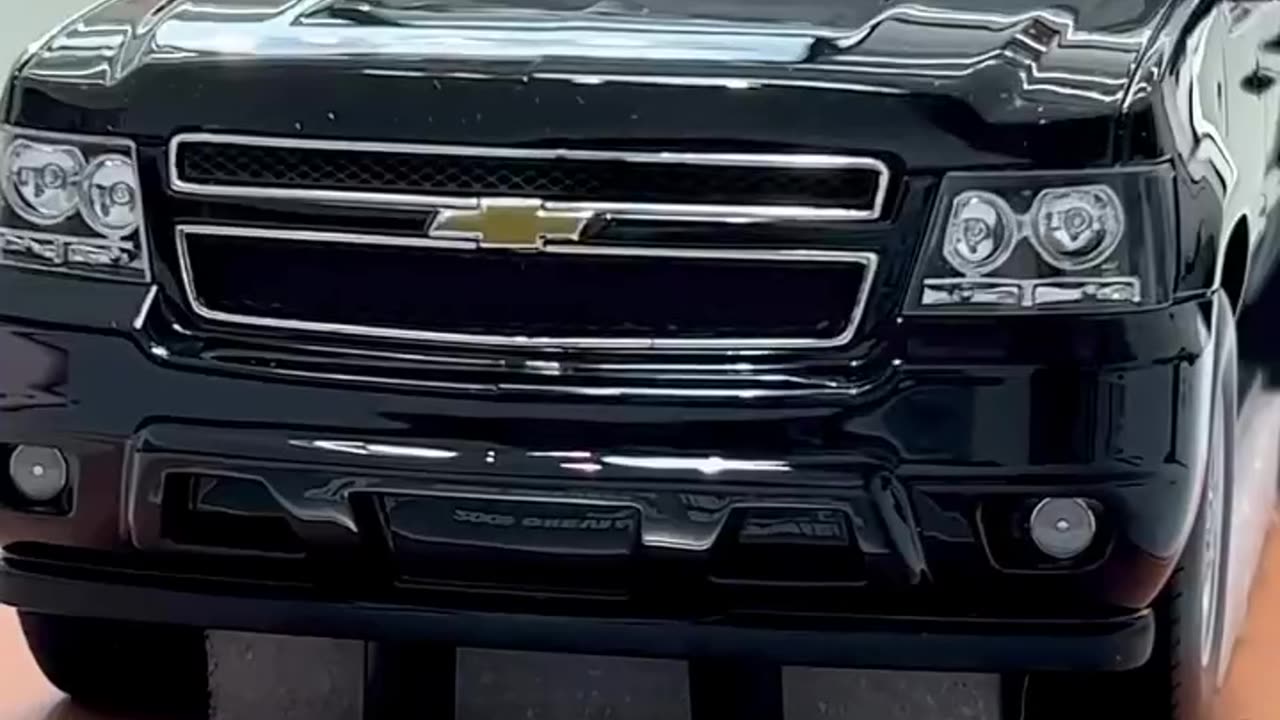 Unboxing this big guy - 1:18 Chevrolet Suburban Car Model