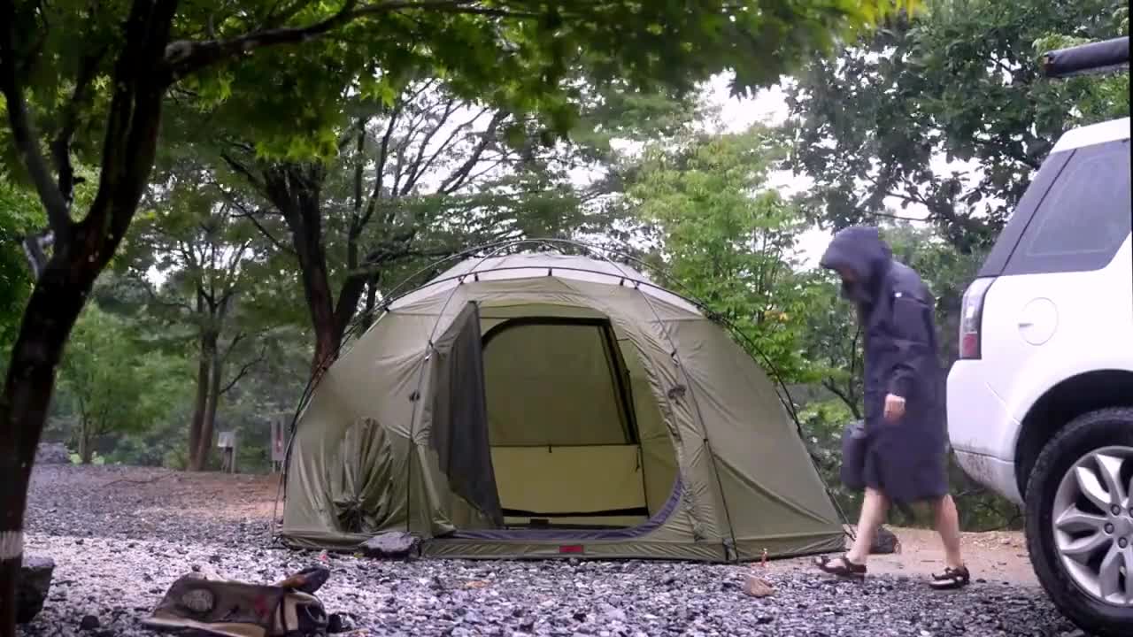 It's too difficult to set up a tent alone when camping outdoors in heavy rain...