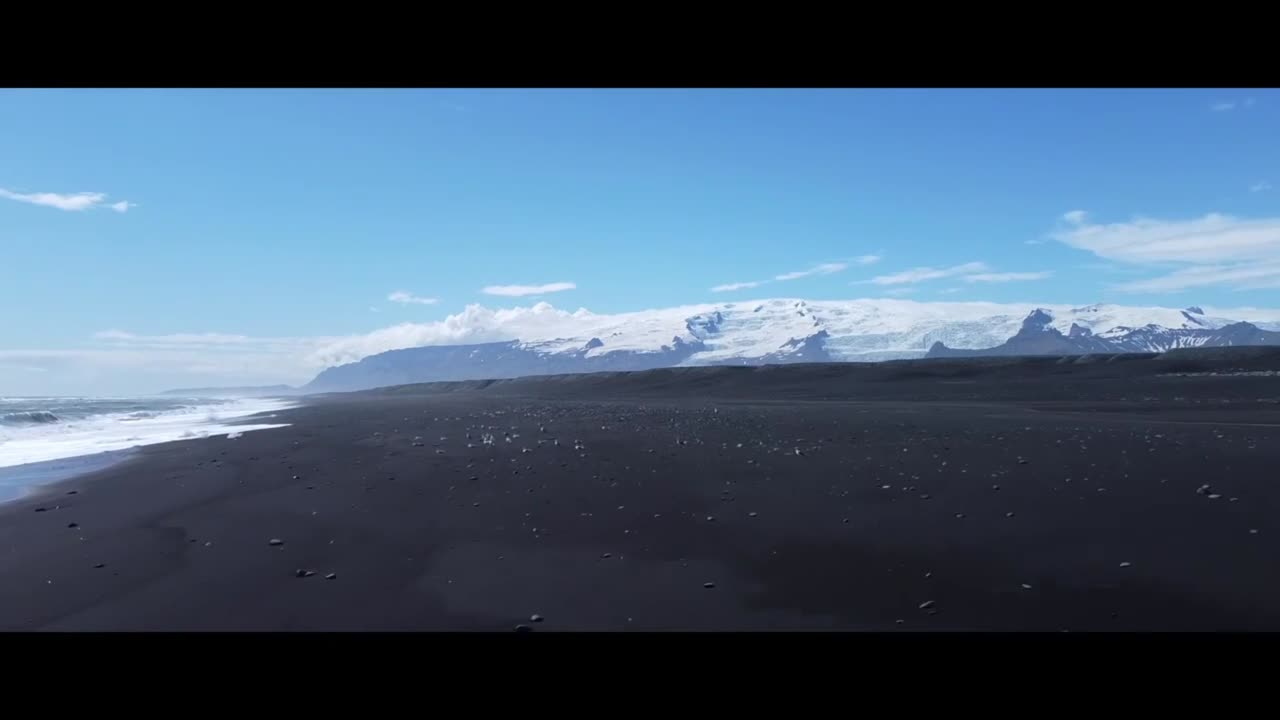 Outdoor aerial photography, recording the U.S. beach winter snow scene