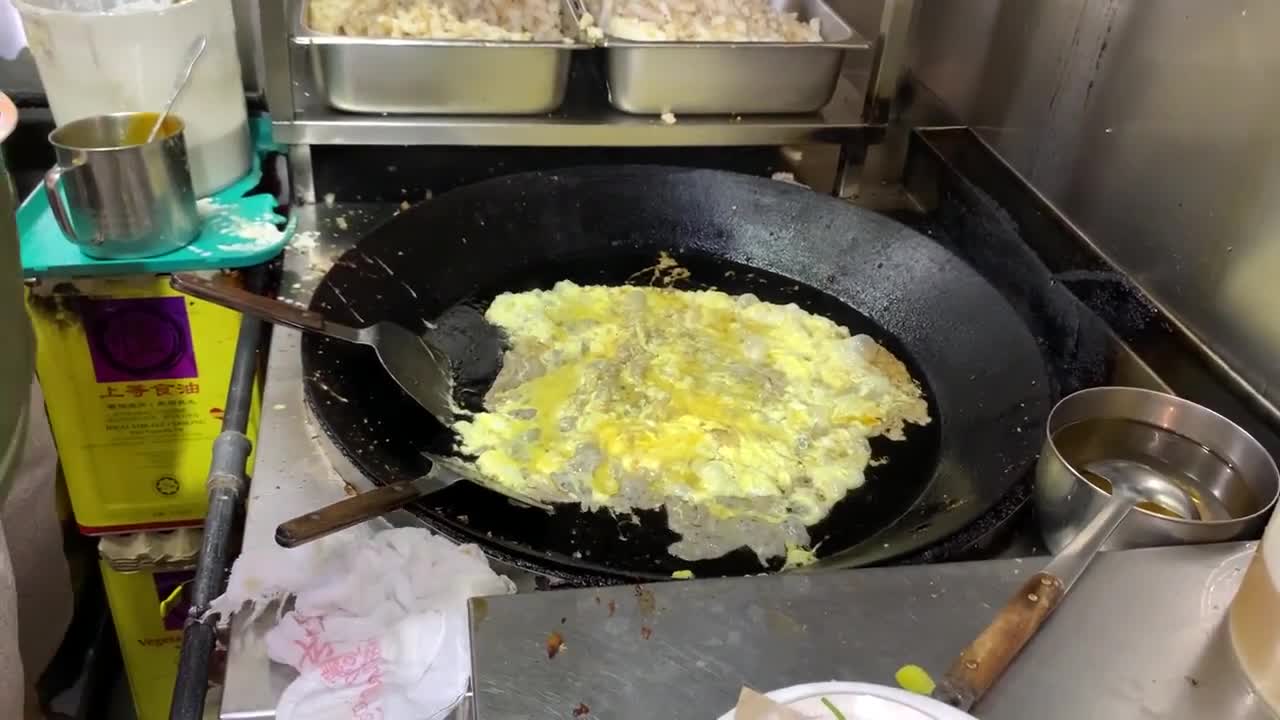 So Many People Wait in Line!! Delicious Singapore Hawker Food! (Singapore Street Food)