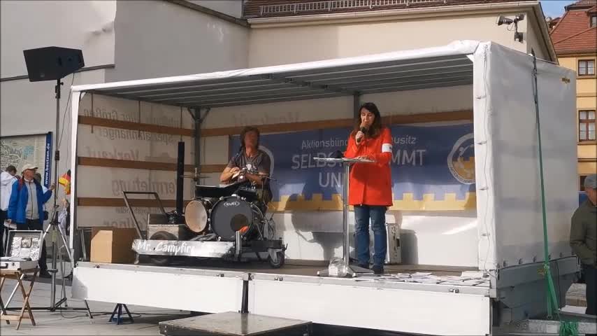 KUNDGEBUNG - BAUTZEN, Kornmarkt, 08 10 2022 - DORIT KUEHNEL, Eltern Stehen Auf, Redebeitrag