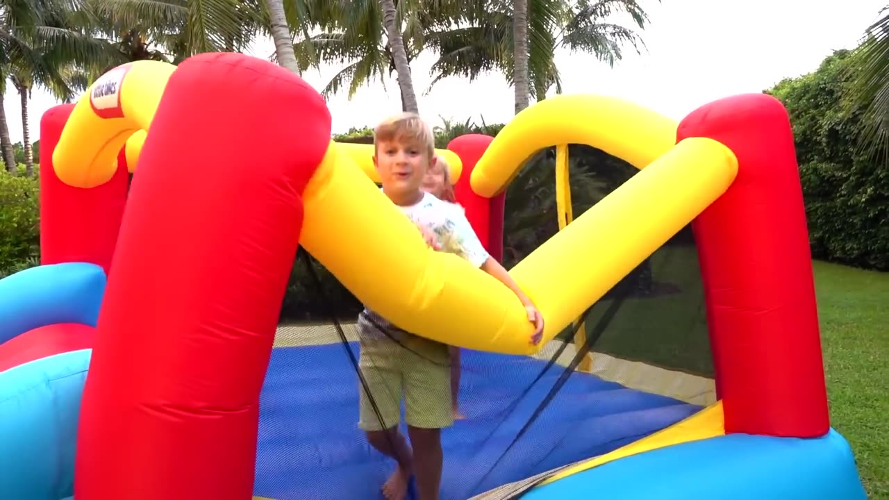 Chris and Niki play with balloons