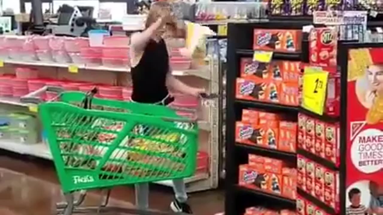 Karen got angry after they told her she can’t have more than 15 items in the Express lane