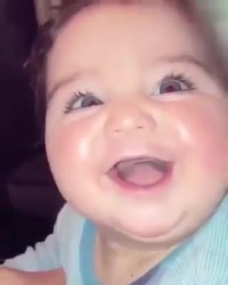 The one who has a laugh is like this and the color of his eyes is not normal