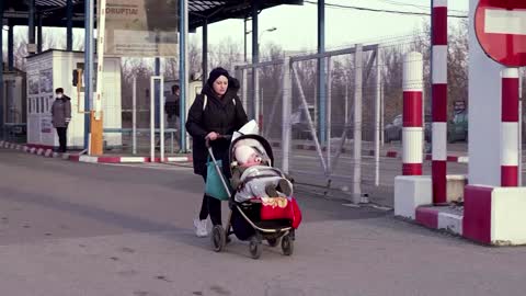 Fleeing war, people cross into Romania from Ukraine