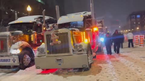 🇨🇦 ANOTHER CONVOY BEGINS 🚛 Trucks line the streets of Quebec City in solidarity WITH OTTAWA 🇨🇦