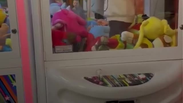 一2-year-old 'very happy' as he finds way into claw machine