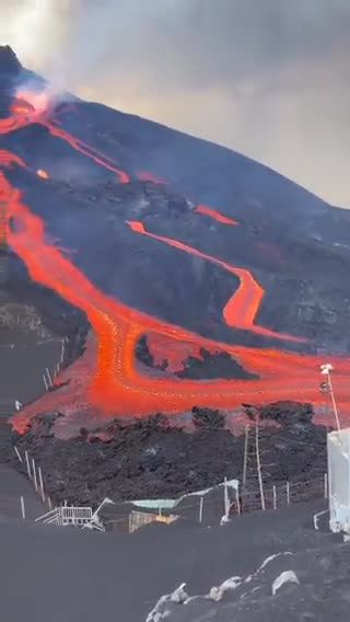 Lava flow spills down the flanks of Cumbre Vieja in the Canary Islands