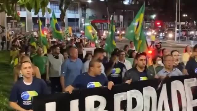 People on the streets of Sao Paulo in protest against all health restrictions ... !!!