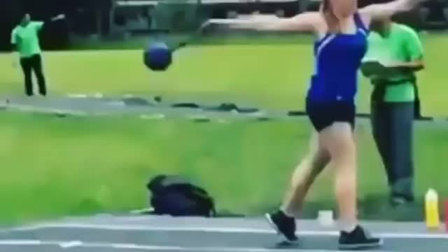 This Discus throw girl accidentally throw on Man's Ding Dong😁