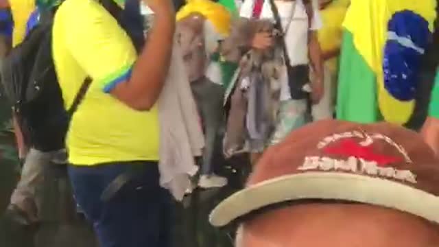 🇧🇷⚡️ — Man records video showing the inside and outside of the National Congress, now clashing with protesters and police