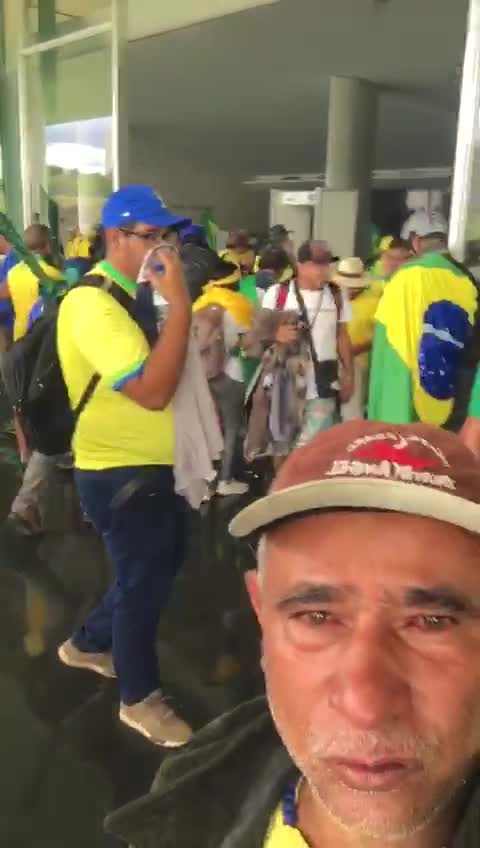 🇧🇷⚡️ — Man records video showing the inside and outside of the National Congress, now clashing with protesters and police