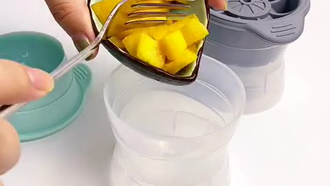 the tool to make unique ice cubes is very cute