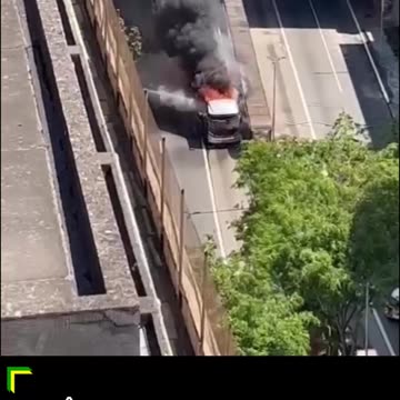 Ônibus pega fogo no Centro de São Paulo (SP)