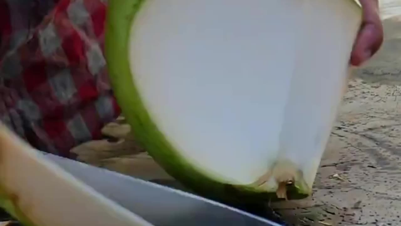 Green coconut cutting