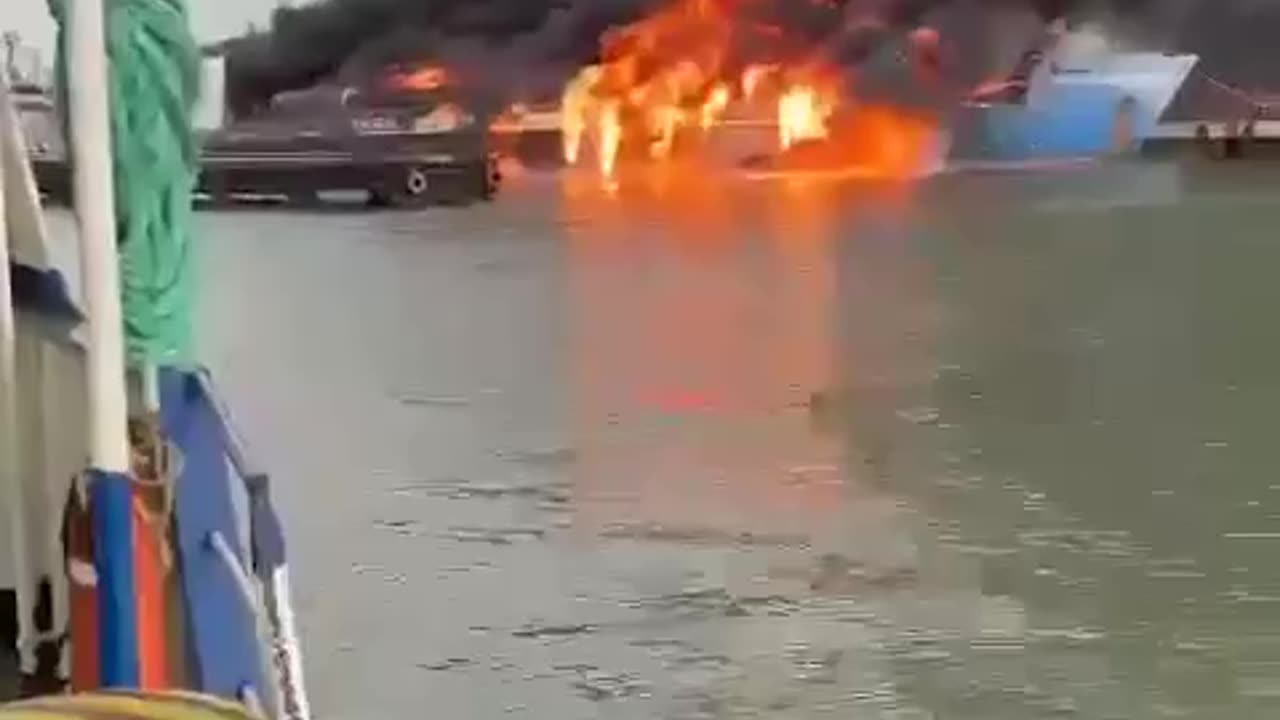 🛳️🛢️ The burning ferry "Conro Trader" with oil tanks in the port of "Kavkaz"