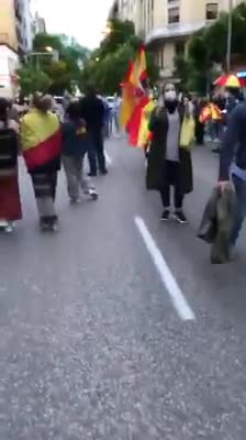 Cacerolada frente la sede PSOE en calle Ferraz (Madrid) con banderas y «Gobierno Dimisión»