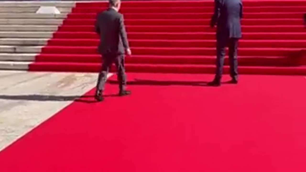 🇩🇪🤡egghead Scholz can't follow Red Carpet