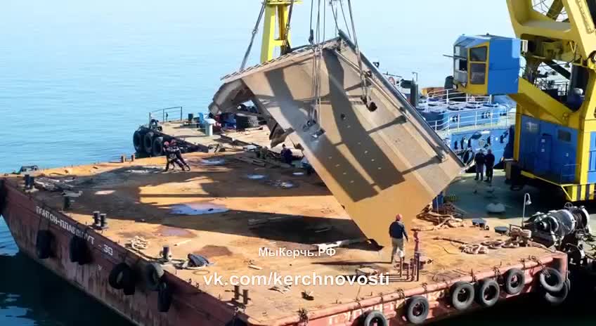 The process of dismantling the spans of the Crimean Bridge roadway.