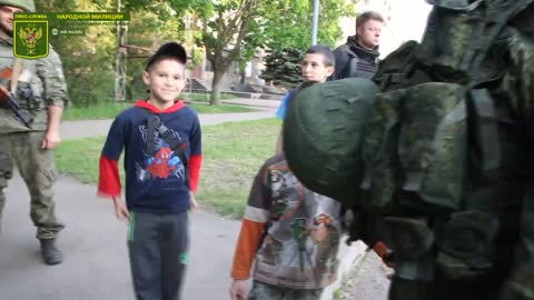 Vojska DLR jsou radostně vítána dětmi v osvobozeném Světlodarsku