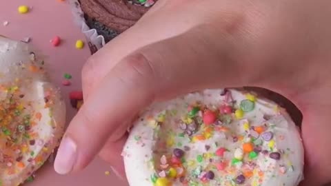 Make sprinkles out of candy with this cupcake hack 🧁