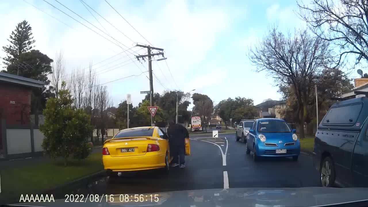 Garbage Truck and Monaro collide in tight Melbourne street - But who is at fault