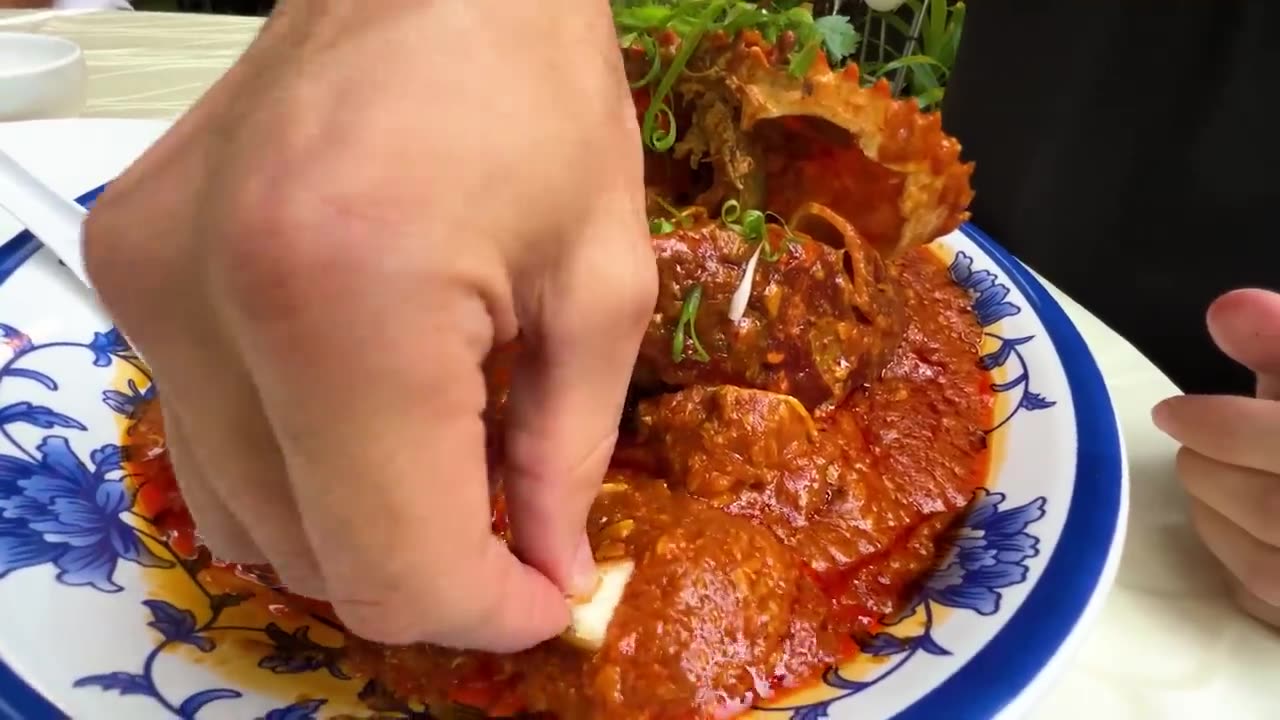 Singapore's record-breaking chili crab!! Asia's giant seafood!!