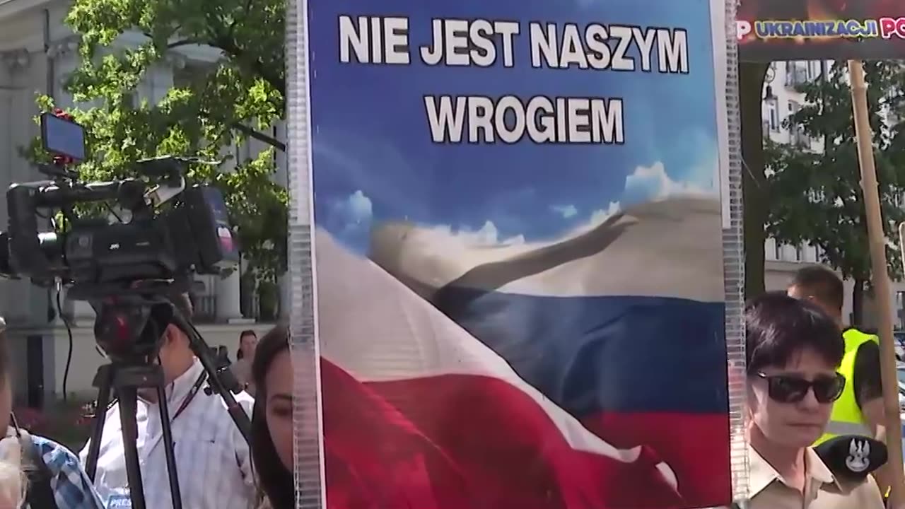 Dozens gathered in front of the Ukraine embassy in Warsaw