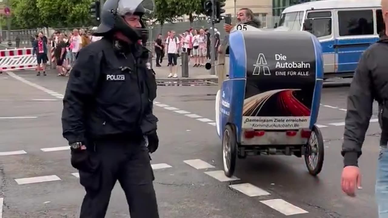 What the police in Berlin did today 🇩🇪 with Polish fans is a crime story. First, it