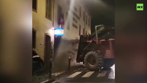 Farmers shower French police station with manure