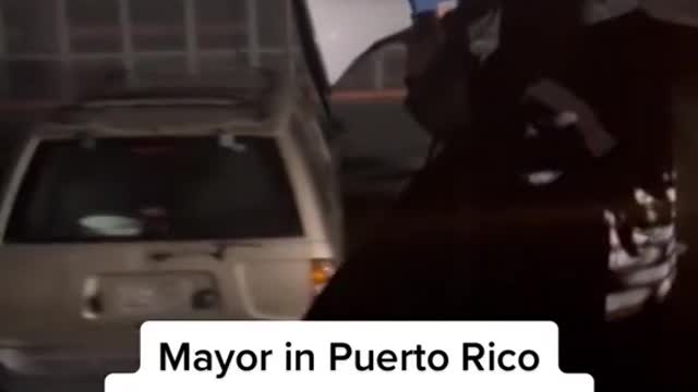 Mayor in Puerto Ricobegs people to evacuate their homes