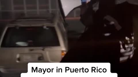 Mayor in Puerto Ricobegs people to evacuate their homes