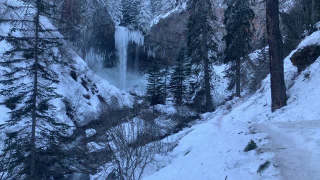 Glorious Views of Epic Tamanawas Falls – Mount Hood – Oregon – 4K